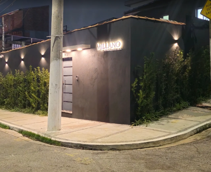 Fachada do Millano Cabelo e Estética à noite